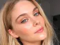 Blondynka z zielonymi oczami, z subtelnym rumieńcem i błyszczącymi ustami. Wygląda naturalnie, jakby miała make up no make up.
