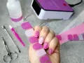 Jak przyklejać naklejki na paznokcie? Zestaw zawiera wszystko, czego potrzebujesz do pięknego manicure: naklejki, pilniczek, lampę UV i płyn.