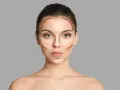 Modelka pokazuje, gdzie nakładać bronzer i rozświetlacz, by wymodelować twarz. Linie wskazują idealne miejsca aplikacji.
