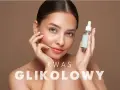 Kobieta z serum z kwasem glikolowym, które pomaga w odnowie skóry.