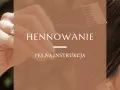 Dłoń z pierścionkiem trzyma pędzelek do henny. Dowiedz się, ile się trzyma henna i jak ją aplikować.