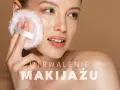 Kobieta delikatnie poprawia makijaż pudrową puszką. Idealny sposób, czym utrwalić makijaż na cały dzień.