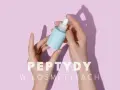 Dłonie trzymające buteleczkę z serum. Tekst: "Peptydy w kosmetykach". Peptyd miedziowy to składnik odmładzający.