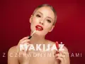 Kobieta z perfekcyjnym makijażem nakłada błyszczyk, tworząc zmysłowe, czerwone usta.