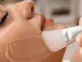 Delikatna aplikacja produktu na twarz, by usunąć martwy naskórek i odświeżyć skórę.