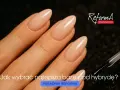 Dłonie z idealnym manicure hybrydowym. Pędzelek lakieru i napis "Jak wybrać najlepszą bazę pod hybrydę?".