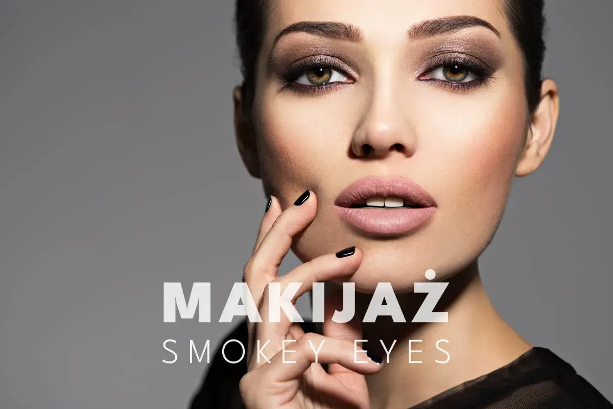Kobieta z perfekcyjnym makijażem smoky eyes, podkreślonymi brązami i czarną kreską. Usta w cielistym kolorze, paznokcie czarne.
