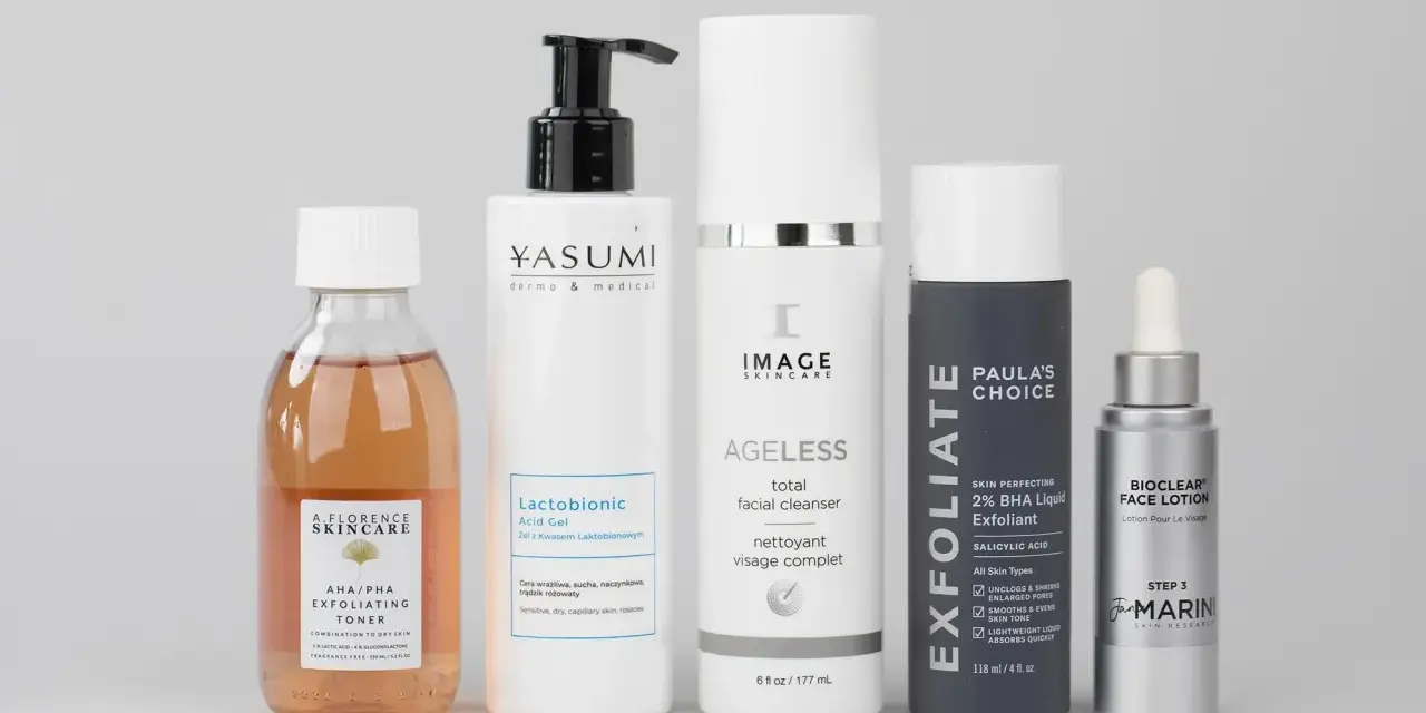 Zestaw kosmetyków do pielęgnacji, w tym tonik z kwasem AHA/PHA, żel z kwasem laktobionowym, cleanser, eksfoliant z kwasem BHA i lotion.