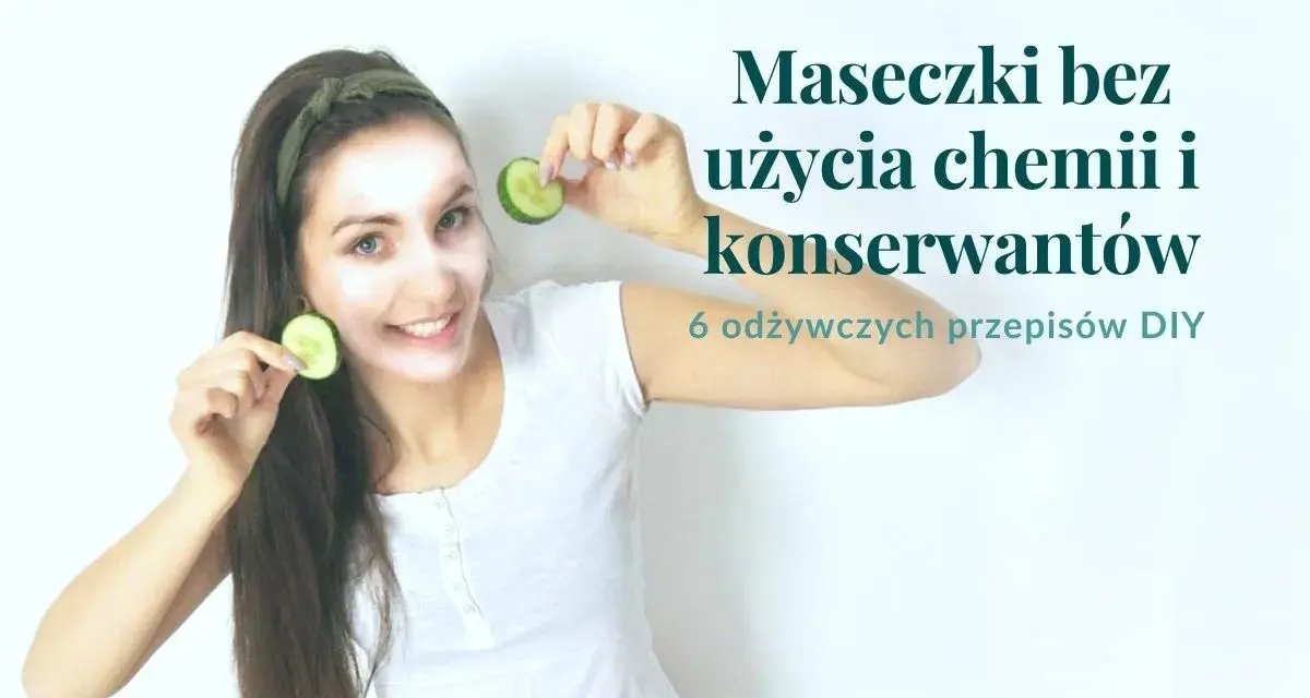 Uśmiechnięta dziewczyna z maseczką na twarzy i plasterkami ogórka. Dowiedz się, jak zrobić naturalne maseczki na twarz, 6 przepisów DIY.