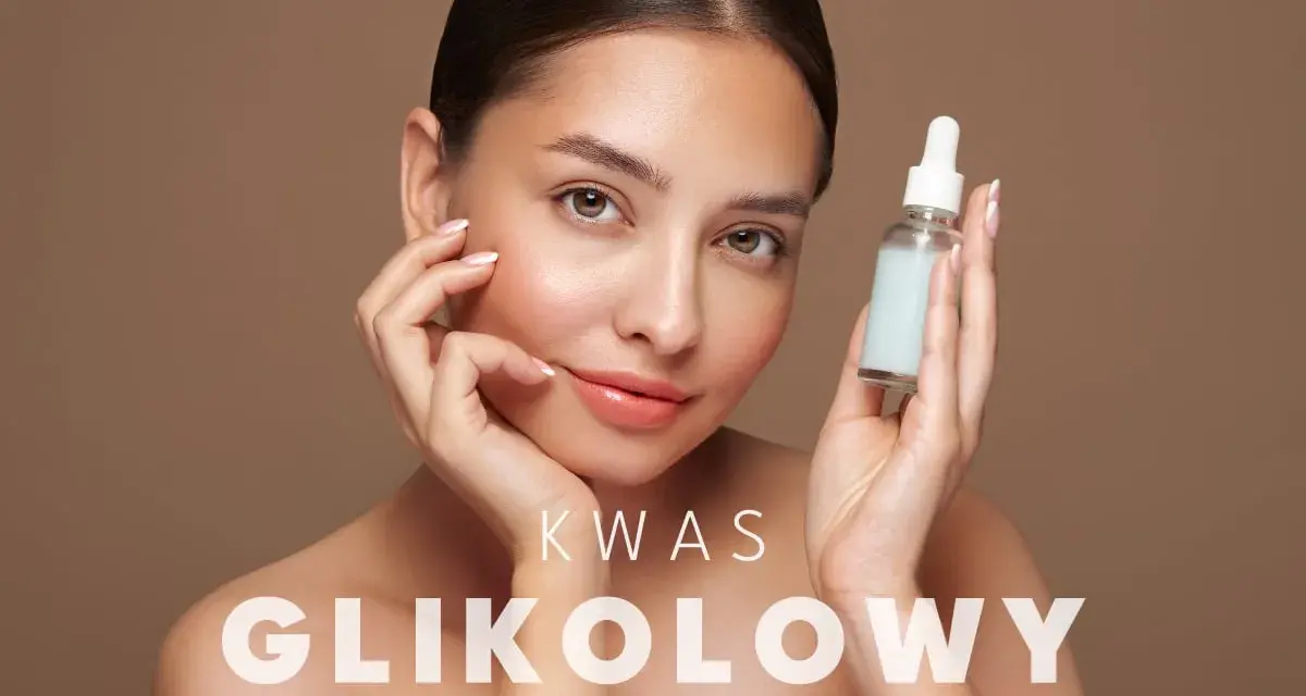 Kobieta z serum z kwasem glikolowym, które pomaga w odnowie skóry.