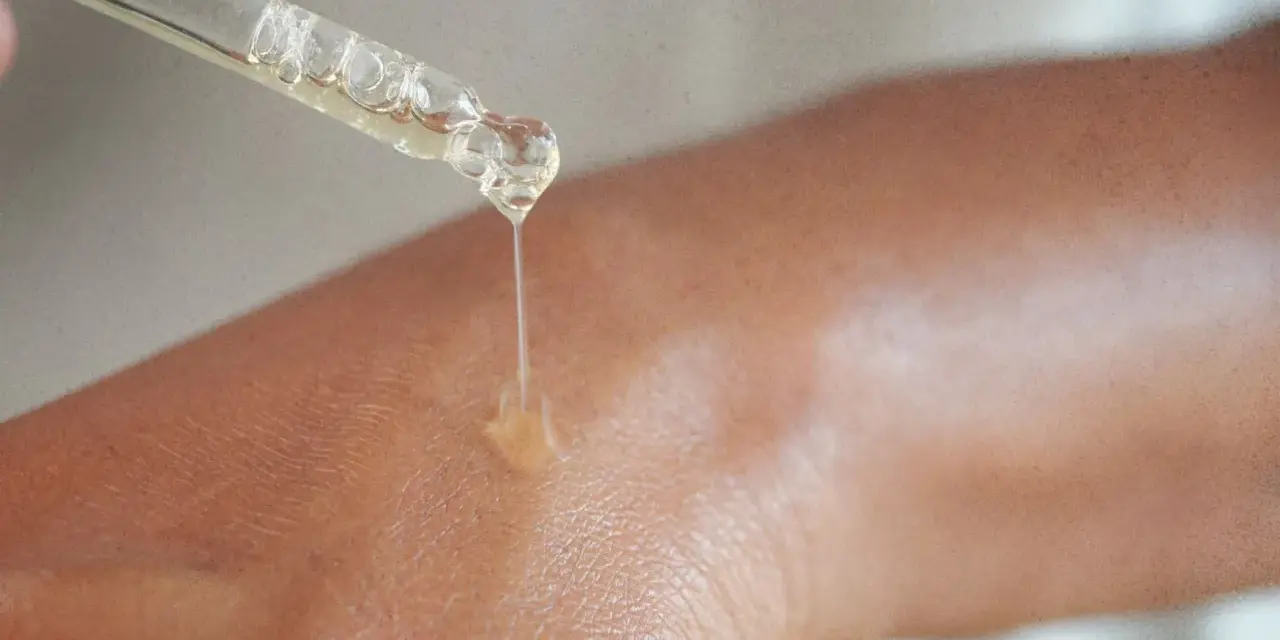 Kropla serum z niacynamidem na skórze. Zobacz, jakie niesamowite niacynamid efekty można osiągnąć dla zdrowej cery.