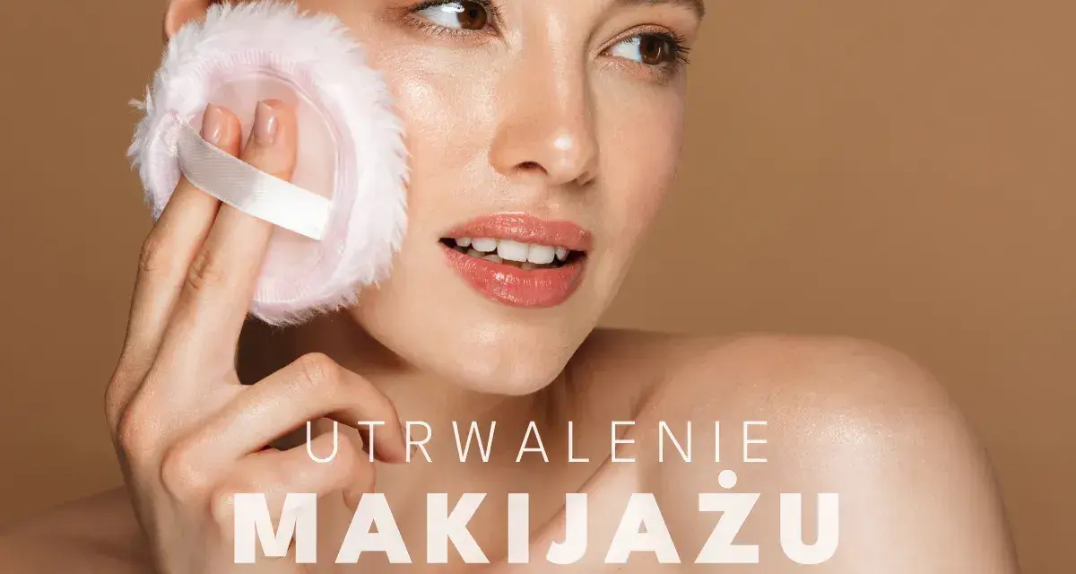Kobieta delikatnie poprawia makijaż pudrową puszką. Idealny sposób, czym utrwalić makijaż na cały dzień.