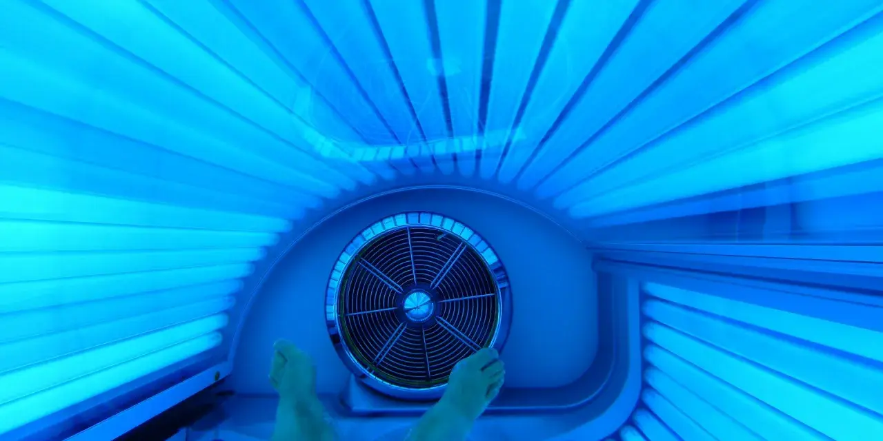 Nogi w solarium. Czy 10 minut na solarium to ile to na słońcu? Intensywne niebieskie światło lamp.