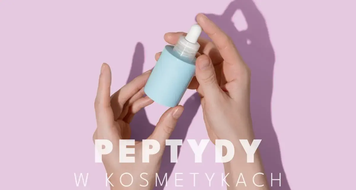 Dłonie trzymające buteleczkę z serum. Tekst: "Peptydy w kosmetykach". Peptyd miedziowy to składnik odmładzający.