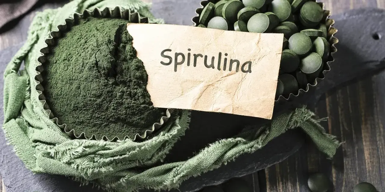 Proszek i tabletki spiruliny, naturalny sposób na wzmocnienie włosów.