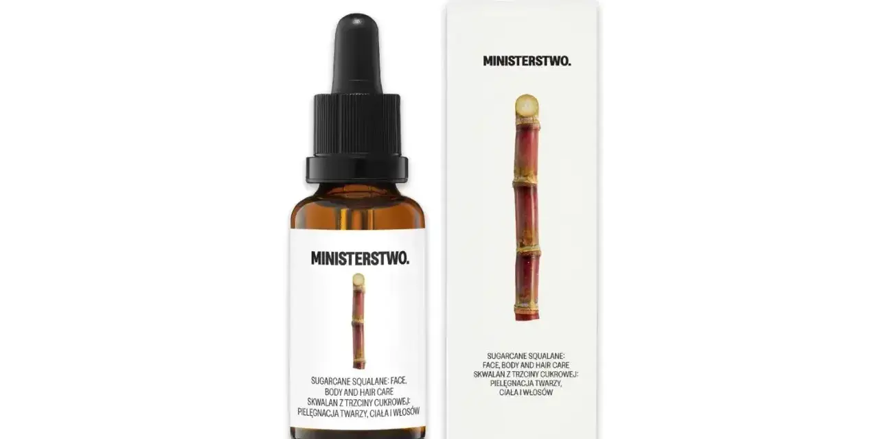 Buteleczka z serum i opakowanie z trzciną cukrową.