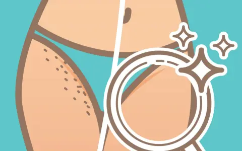 Przed i po depilacji bikini. Po lewej widoczne włoski, po prawej gładka skóra pod lupą, lśniąca.