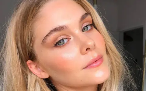 Blondynka z zielonymi oczami, z subtelnym rumieńcem i błyszczącymi ustami. Wygląda naturalnie, jakby miała make up no make up.