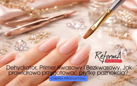 Dehydrator do paznokci co to jest? Dłonie z perfekcyjnym manicure, pędzelek z żelem i kryształki.
