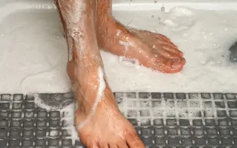 Nogi w pianie, mycie stóp to świetny sposób na pozbycie się problemu co na smierdzace stopy.
