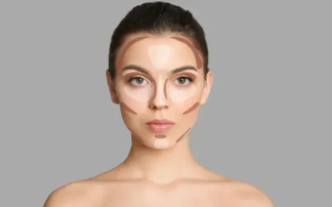 Modelka pokazuje, gdzie nakładać bronzer i rozświetlacz, by wymodelować twarz. Linie wskazują idealne miejsca aplikacji.