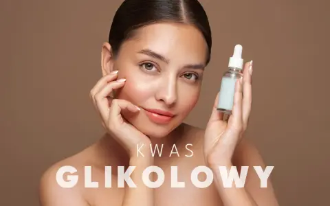 Kobieta z serum z kwasem glikolowym, które pomaga w odnowie skóry.