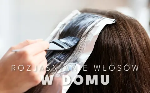 Ręka z pędzlem nakłada rozjaśniacz na pasma włosów owinięte folią. Poradnik: jak rozjaśnić włosy w domu.