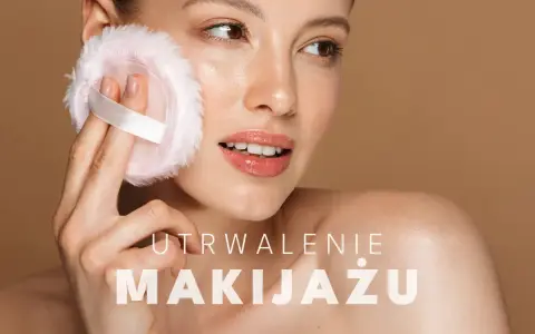 Kobieta delikatnie poprawia makijaż pudrową puszką. Idealny sposób, czym utrwalić makijaż na cały dzień.