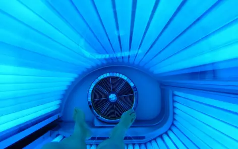 Nogi w solarium. Czy 10 minut na solarium to ile to na słońcu? Intensywne niebieskie światło lamp.