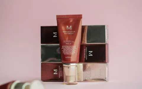 Krem BB Missha Perfect Cover SPF42, nr 21. Dyskretnie ukrywa niedoskonałości, rozjaśnia cerę i działa przeciwzmarszczkowo. Czym się różni krem CC od BB? BB to wszechstronny produkt.