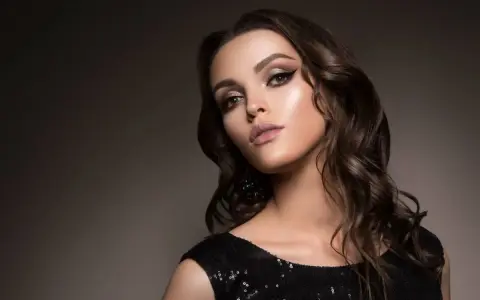 Elegancki makijaż do czarnej sukienki: smoky eyes, błyszczące powieki i matowe usta. Idealny na wieczorne wyjście.