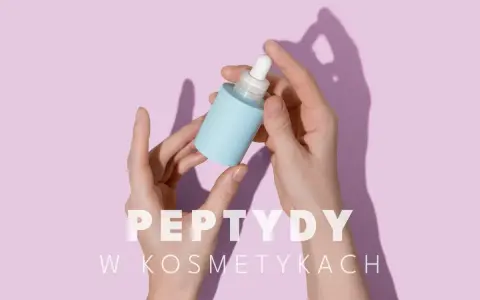 Dłonie trzymające buteleczkę z serum. Tekst: "Peptydy w kosmetykach". Peptyd miedziowy to składnik odmładzający.