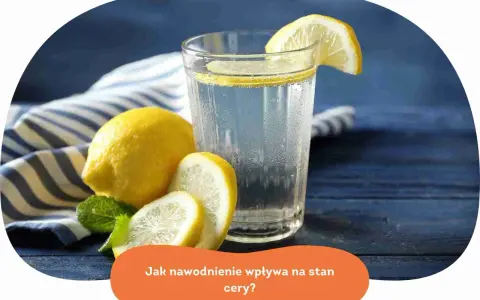 Szklanka orzeźwiającej wody z cytryną i miętą. Picie wody efekty cera - nawodnienie to klucz do zdrowej skóry.