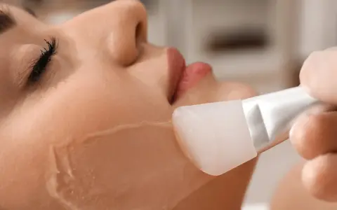 Delikatna aplikacja produktu na twarz, by usunąć martwy naskórek i odświeżyć skórę.