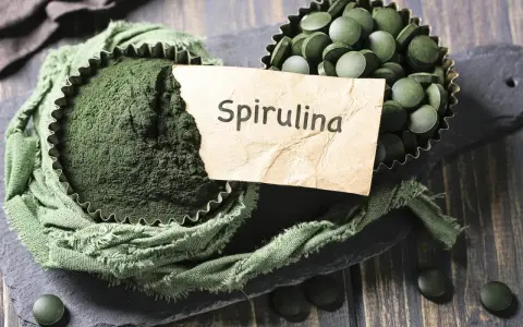 Proszek i tabletki spiruliny, naturalny sposób na wzmocnienie włosów.