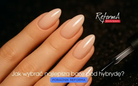 Dłonie z idealnym manicure hybrydowym. Pędzelek lakieru i napis "Jak wybrać najlepszą bazę pod hybrydę?".