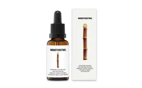 Buteleczka z serum i opakowanie z trzciną cukrową.
