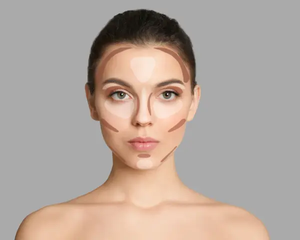 Modelka pokazuje, gdzie nakładać bronzer i rozświetlacz, by wymodelować twarz. Linie wskazują idealne miejsca aplikacji.