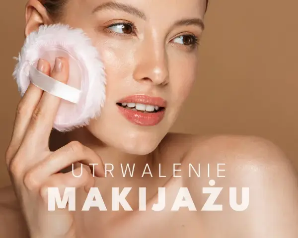 Kobieta delikatnie poprawia makijaż pudrową puszką. Idealny sposób, czym utrwalić makijaż na cały dzień.