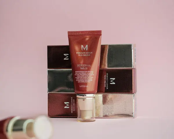 Krem BB Missha Perfect Cover SPF42, nr 21. Dyskretnie ukrywa niedoskonałości, rozjaśnia cerę i działa przeciwzmarszczkowo. Czym się różni krem CC od BB? BB to wszechstronny produkt.