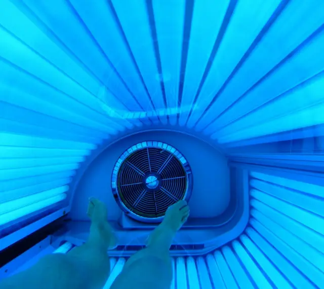 Nogi w solarium. Czy 10 minut na solarium to ile to na słońcu? Intensywne niebieskie światło lamp.