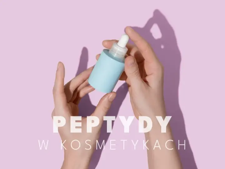 Dłonie trzymające buteleczkę z serum. Tekst: "Peptydy w kosmetykach". Peptyd miedziowy to składnik odmładzający.