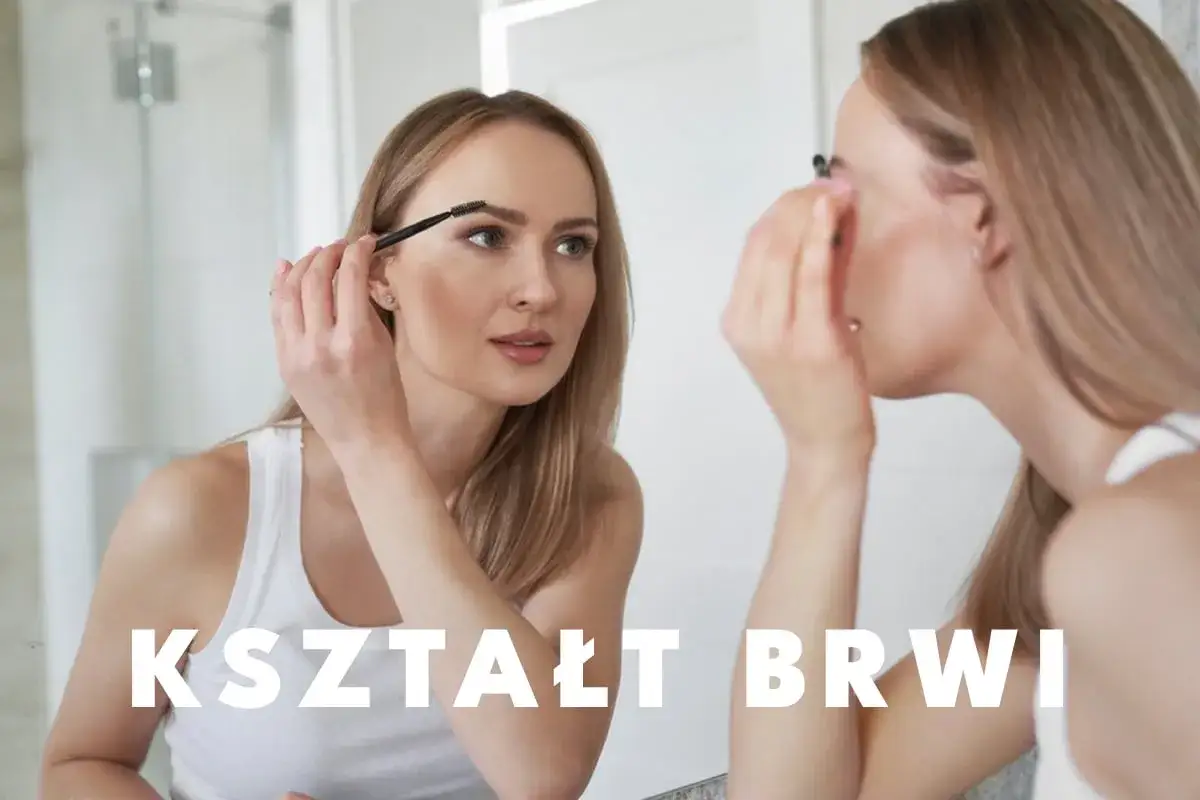 Kobieta w łazience poprawia kształt brwi szczoteczką.