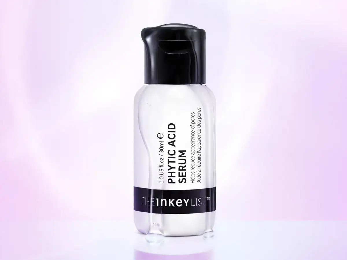 Serum z kwasem fitowym The Inkey List, który pomaga zmniejszyć widoczność porów.