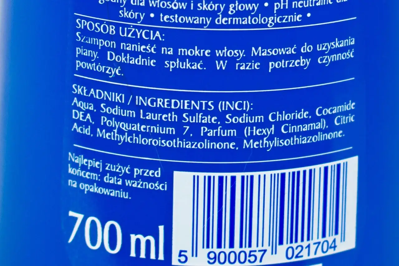 Szampon z SLS (Sodium Laureth Sulfate) do włosów i skóry głowy. Sposób użycia: nanieść na mokre włosy, masować, spłukać. Pojemność 700 ml.