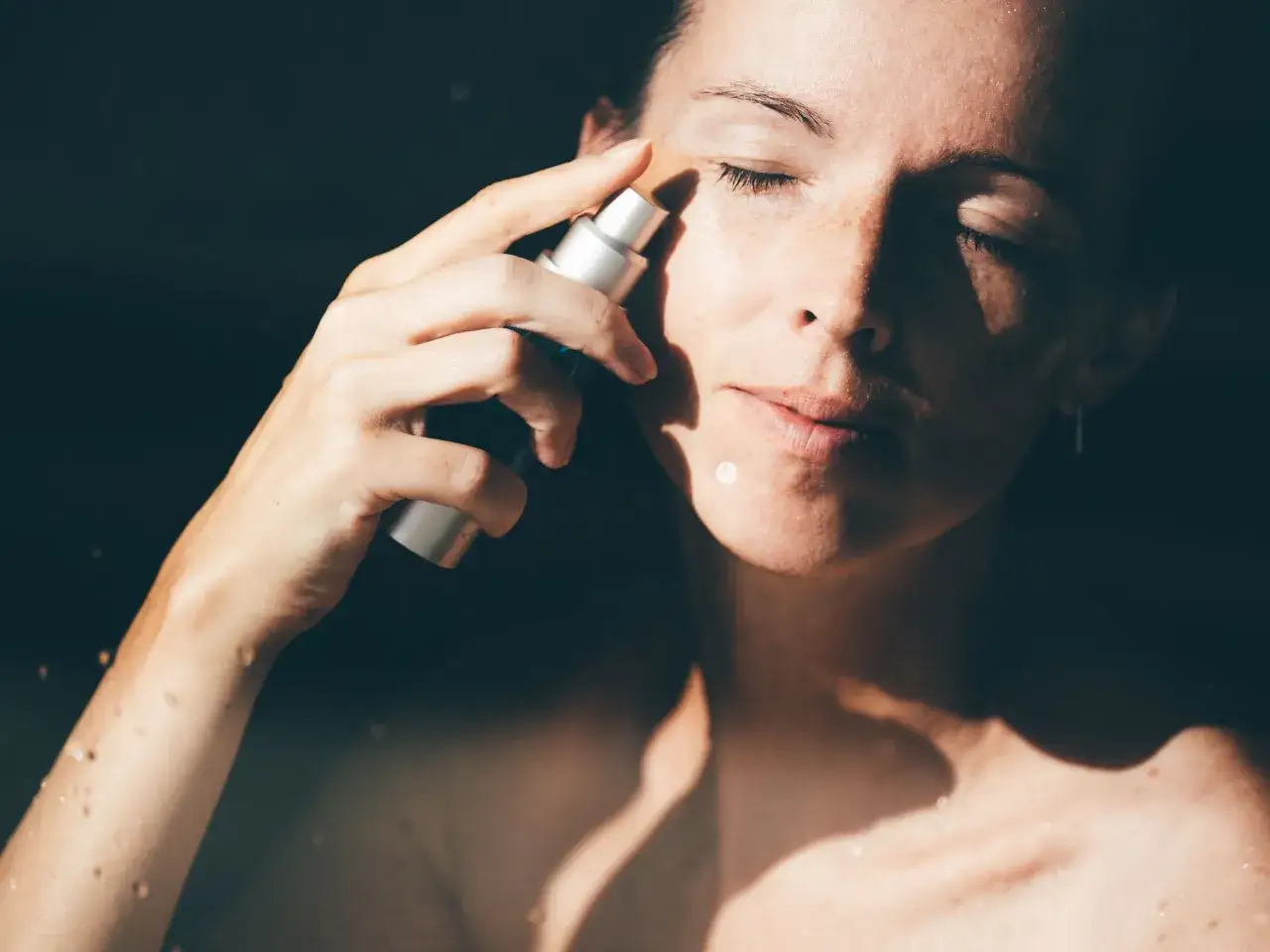 Kobieta aplikuje serum z retinolem na twarz, oczekując widocznych efektów odmłodzenia i wygładzenia skóry.