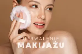 Kobieta delikatnie poprawia makijaż pudrową puszką. Idealny sposób, czym utrwalić makijaż na cały dzień.