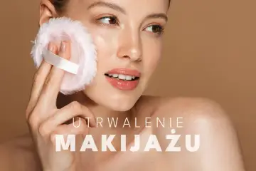 Kobieta delikatnie poprawia makijaż pudrową puszką. Idealny sposób, czym utrwalić makijaż na cały dzień.