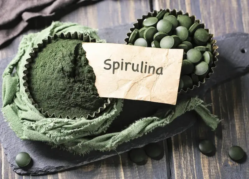 Proszek i tabletki spiruliny, naturalny sposób na wzmocnienie włosów.